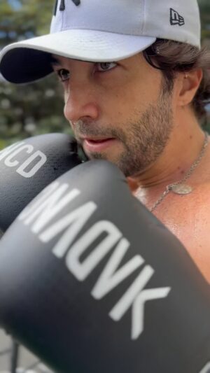 Rafael Queiroz Instagram - “Sem suor não há conquista! “ 💦
Domingão de treino com meu irmão 
✨ @rafaelxqueiroz 🔥🚀🏆 #PraCima papaiii.. 
•
•
•
#Domingão #DiaLindo #BoxeTraining #CoachRakonateam #Saúde #QualidadeDeVida #Diversão #VibeBoa #EnergiaBoa #ColaComigoPapaii😁