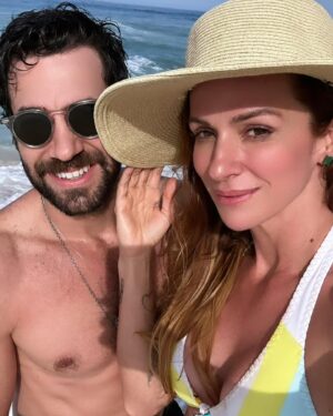 Rafael Queiroz Instagram - Hoje é o niver da minha mana que eu amo !!! @chicaqueiroz 🎊🎉 
Atriz ,  escritora , diretora…. Te admiro demais. Que Deus continue te iluminando. 
Saúde e sucesso magrela ! ❤️🙌✨