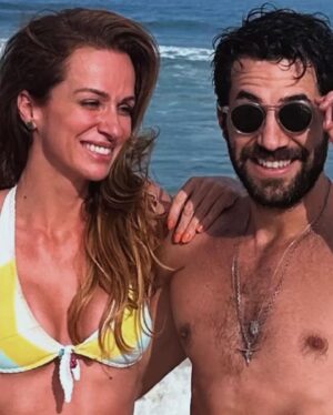 Rafael Queiroz Instagram - Hoje é o niver da minha mana que eu amo !!! @chicaqueiroz 🎊🎉 
Atriz ,  escritora , diretora…. Te admiro demais. Que Deus continue te iluminando. 
Saúde e sucesso magrela ! ❤️🙌✨