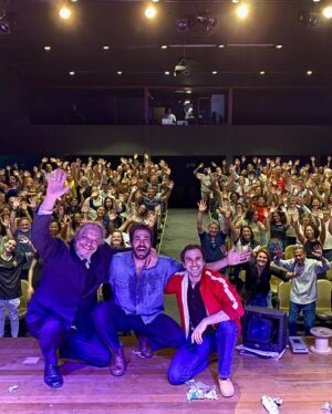 Rafael Queiroz Instagram - Jacarepaguá e Caxias que energia sensacional , vocês foram demais.
Viva o Teatro !!! 🎭✨
