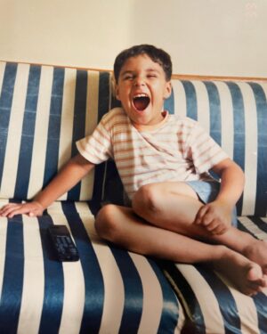 Rafael Silva Instagram - Happy birthday, kid. I’m so proud of you. I’m proud of the parts you fold to become digestible, but most importantly and most intentionally, of the parts you try to vehemently, and yet, so unsuccessfully, hide from world. You are a devastating, indomitable hurricane of emotions. You feel too much, you are too sensitive. You’re impatient. You think you’re good at lying but the Truth sits on you. It takes more or less 26 seconds to change your opinion about something you felt so feverishly about. You are a purebred Gemini. Like a baby, a spoonful of Love softens your cries. Stop fighting. He’s not asking you to learn how to swim, He’s asking you to be Water. I’m proud of how you don’t know how to not be yourself.

I hope you never change. 

Welcome to being You.

🌻 

Feliz aniversário, garoto. Estou tão orgulhoso de você. Tenho orgulho das partes que você esconde para se tornar digerível. Tenho orgulho ainda mais das partes que você tenta veementemente, sem sucesso, esconder do mundo. Você é um furacão devastador de emoções. Uma tempestade indomável. Você sente demais, você é muito sensível. Você é impaciente. Você acha que sabe mentir, mas a Verdade está sobre você—te cobre como uma manta. Demora mais ou menos 26 segundos para mudar de opinião sobre algo que o deixou tão fervoroso. Você é um Geminiano de raça pura. Como um bebê, uma colher de Amor acalma o seu choro. Pare de lutar. Ele não está pedindo que você aprenda a nadar, Ele está pedindo que você seja Água. Tenho muito orgulho de como você não sabe não ser si mesmo.

Espero que você nunca mude. 

Bem-vindo ao ser Você.