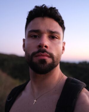 Rafael Silva Instagram - Happy birthday, kid. I’m so proud of you. I’m proud of the parts you fold to become digestible, but most importantly and most intentionally, of the parts you try to vehemently, and yet, so unsuccessfully, hide from world. You are a devastating, indomitable hurricane of emotions. You feel too much, you are too sensitive. You’re impatient. You think you’re good at lying but the Truth sits on you. It takes more or less 26 seconds to change your opinion about something you felt so feverishly about. You are a purebred Gemini. Like a baby, a spoonful of Love softens your cries. Stop fighting. He’s not asking you to learn how to swim, He’s asking you to be Water. I’m proud of how you don’t know how to not be yourself.

I hope you never change. 

Welcome to being You.

🌻 

Feliz aniversário, garoto. Estou tão orgulhoso de você. Tenho orgulho das partes que você esconde para se tornar digerível. Tenho orgulho ainda mais das partes que você tenta veementemente, sem sucesso, esconder do mundo. Você é um furacão devastador de emoções. Uma tempestade indomável. Você sente demais, você é muito sensível. Você é impaciente. Você acha que sabe mentir, mas a Verdade está sobre você—te cobre como uma manta. Demora mais ou menos 26 segundos para mudar de opinião sobre algo que o deixou tão fervoroso. Você é um Geminiano de raça pura. Como um bebê, uma colher de Amor acalma o seu choro. Pare de lutar. Ele não está pedindo que você aprenda a nadar, Ele está pedindo que você seja Água. Tenho muito orgulho de como você não sabe não ser si mesmo.

Espero que você nunca mude. 

Bem-vindo ao ser Você.