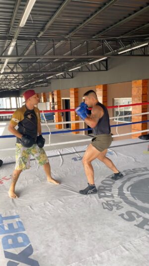 Rafael dos Anjos Instagram - Trabalhando com base de destro, buscando sempre a melhora no tempo e encaixe dos golpes||<><><>|| Working on my orthodox stance, improving timing and accuracy of my punches. #JesusFirst #RDA #MMA #UFC