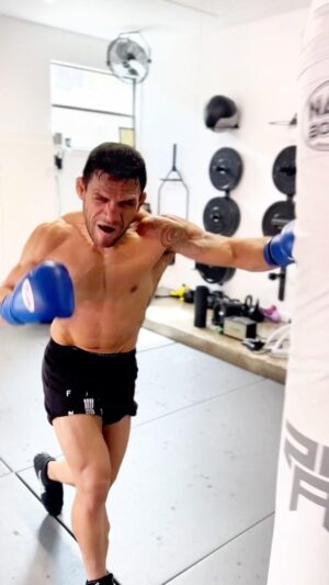 Rafael dos Anjos Instagram - #UFC299 Miami we are coming…… 😎 

#rafaeldosanjos #UFC #ufcfighter #clintonfoshee #mma #miami #fight #fighter #brazil #mixedmartialarts #jiujitsu