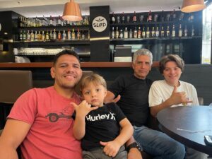 Rafael dos Anjos Instagram - Parabéns pai, 70 anos hoje. Muitos anos de vida. Me acompanhou em muitas viagens pra competição de Jiu Jitsu. Te amo||<><><>|| Happy birthday to my old man, turning 70 today, love you.