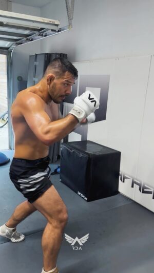 Rafael dos Anjos Instagram - Let’s kick it up a notch and move forward! 👊🏻
#GarageGains
.
.
Bora subir o nível e seguir em frente.