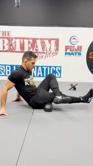 Rafael dos Anjos Instagram - Hey folks, what’s up? 🔥 I’m making this video as a bonus for you guys who follow me. This is my warm-up routine I do before my training. So, here I explain the importance of a good warm-up and core strengthening. Hope you enjoy it, and drop a comment sharing your thoughts.💪🏻