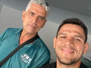 Rafael dos Anjos Instagram - Parabéns pai, 70 anos hoje. Muitos anos de vida. Me acompanhou em muitas viagens pra competição de Jiu Jitsu. Te amo||<><><>|| Happy birthday to my old man, turning 70 today, love you.