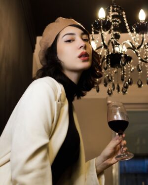 Rafaela Andrade Instagram - Passando pra lembrar que amanhã é o dia de lançamento da @freakland____ 

Cheers!! 🍷 

foto @hellwish