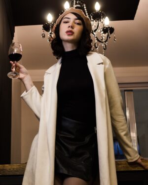 Rafaela Andrade Instagram - Passando pra lembrar que amanhã é o dia de lançamento da @freakland____ 

Cheers!! 🍷 

foto @hellwish