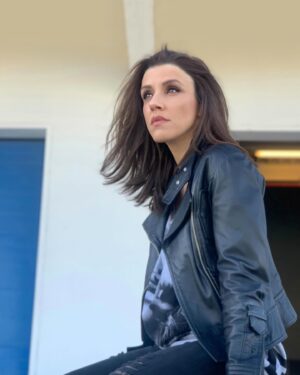 Rafaela Covas Instagram - 2019. Parece outra vida.

O que se escreve sobre a imagem desta pessoa que ainda achava que era possível criar algo de fora para fora? Que ainda achava possível atrair algo que não tinha dentro? Que ainda achava que a realidade era o que ela gostava e não o que ela era? E ouço tantas vezes, mas agradece, tinhas que passar por isso, ela tinha que existir para seres o que é hoje, foi um passo na caminhada, blá blá blá shanti shanti pau santo e óleos essenciais para isso tudo! Agradeço é ter tido gente que me ajudou a perceber que somos um grande projetor cinematográfico do filme da nossa vida. Não, não vale a pena pintar a parede de branco mil vezes, se não a queres da cor que está, tira o filtro que tens em frente da luz.

•
•
•

#throwback #actress #photoshoot