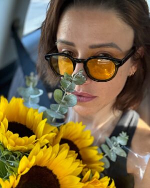Rafaela Covas Instagram - I often buy flowers. Especially to my male friends. I love the look in their faces when they see them. Most of them say it is the first time someone gives them flowers. And they love it! I love them for loving it.

Do you ever give flowers?

To your special one? To your friends? Family?

To yourself?

I never bought flowers to myself. Soon I must…

•
•
•

#flowers #flowerpower #flowerlovers