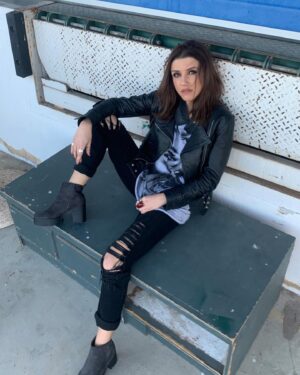Rafaela Covas Instagram - 2019. Parece outra vida.

O que se escreve sobre a imagem desta pessoa que ainda achava que era possível criar algo de fora para fora? Que ainda achava possível atrair algo que não tinha dentro? Que ainda achava que a realidade era o que ela gostava e não o que ela era? E ouço tantas vezes, mas agradece, tinhas que passar por isso, ela tinha que existir para seres o que é hoje, foi um passo na caminhada, blá blá blá shanti shanti pau santo e óleos essenciais para isso tudo! Agradeço é ter tido gente que me ajudou a perceber que somos um grande projetor cinematográfico do filme da nossa vida. Não, não vale a pena pintar a parede de branco mil vezes, se não a queres da cor que está, tira o filtro que tens em frente da luz.

•
•
•

#throwback #actress #photoshoot