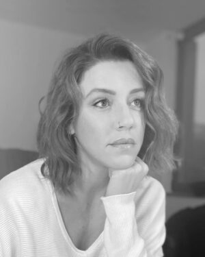 Rafaela Covas Instagram - Desde bem cedo na caminhada artística, somos ensinados, encorajados e até obrigados a tratar da nossa própria maquilhagem e cabelos.

Camarim de teatro significa que cada um pinta a sua própria cara e penteia a sua própria crina. 

E é um dos actos que contribui enormemente para o exercício de incorporar ou convidar até nós a personagem. 

Neste caso é mesmo só para uma simples sessão fotográfica mas é uma arte linda esta de pintar a cara.

•
•
•

#hairandmakeup #selfmade #selfmademakeup #selfmadehair #selfmadehuman #actress #actressphotoshoot #actressphotos #actresslifestyle #actriz #atriz #teatro #portugueseactress