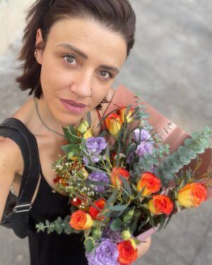 Rafaela Covas Instagram - I often buy flowers. Especially to my male friends. I love the look in their faces when they see them. Most of them say it is the first time someone gives them flowers. And they love it! I love them for loving it.

Do you ever give flowers?

To your special one? To your friends? Family?

To yourself?

I never bought flowers to myself. Soon I must…

•
•
•

#flowers #flowerpower #flowerlovers
