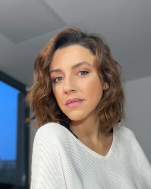 Rafaela Covas Instagram - Desde bem cedo na caminhada artística, somos ensinados, encorajados e até obrigados a tratar da nossa própria maquilhagem e cabelos.

Camarim de teatro significa que cada um pinta a sua própria cara e penteia a sua própria crina. 

E é um dos actos que contribui enormemente para o exercício de incorporar ou convidar até nós a personagem. 

Neste caso é mesmo só para uma simples sessão fotográfica mas é uma arte linda esta de pintar a cara.

•
•
•

#hairandmakeup #selfmade #selfmademakeup #selfmadehair #selfmadehuman #actress #actressphotoshoot #actressphotos #actresslifestyle #actriz #atriz #teatro #portugueseactress