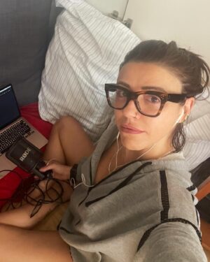 Rafaela Covas Instagram - Uma cabine impecável ou um armário com duas portas?

Painéis acústicos ou almofadas por todo o lado?

Abraçar a equipa ou enviar foto do estaminé que consegui montar?

Fechar duas portas estanques ou pedir a quem está perto por silêncio nas imediações?

Em quaisquer condições a voz é que não pode falhar… e o apoio da @zovagencia e de estúdios e técnicos incríveis que me acompanham há anos.

Sim, Portugal tem profissionais maravilhosos, admirados e invejados em todo mundo.

Por esse mundo ando e sempre a gravar!

•
•
•

#behindthescenes #behindthemic #voice #voiceacting #vozprofissional #voz #actress #actriz #atriz #acting #actingislife #voiceover #voicetalent #voiceartist #voiceactor #voiceactors