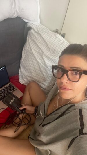 Rafaela Covas Instagram - 🔊

O mundo é um só
Abolimos as fronteiras
Ouves na tua rádio
O que eu gravo nas palmeiras.

Numa praia paradisíaca
Ou às vezes sem conforto
Até já tive que gravar
No wc de um aeroporto.

Para a TV portuguesa
Ou para a rádio nacional
Hoje em dia dá para estar
Em qualquer outro local.

À COVID agradecemos
O vírus não teve pena
Nessa altura, sem remédio
Gravámos em quarentena.

Hoje em dia, à pala disso
Anda tudo a passear
Sem vírus nem fronteiras
Viajar a trabalhar!

•
•
•

com @prego71 
em @dizplaysoundlab 

•
•
•

#travelandwork #nomadlife #nomadlifestyle #nomadworker #voiceover #voiceactor #voiceacting