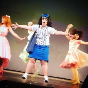 Rafaella Khatchikian Instagram - Saudades de Baltimore e dessa doidinha que estará eternamente no meu coração 🎀💙 #HairsprayMusical 

#actress #atriz #plussizeactress #tracyturnblad #hairspray #hairspraythemusical #goodmorningbaltimore #baltimore #1962 #welcometothe60s #theater #musicaltheater #love #teatro #musical #teenbroadway