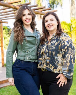 Rafaella Khatchikian Instagram - Porque hoje é o dia oficial de celebrar o amor incondicional que recebemos diariamente e transcende todas as palavras! Feliz Dia das Mães à minha fonte eterna de carinho e apoio 💚 

 

 

 

#diadasmaes #mothersday #amormaterno #maeefilha #momanddaughter #familia #family