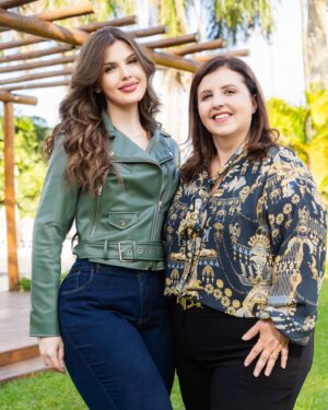 Rafaella Khatchikian Instagram - Porque hoje é o dia oficial de celebrar o amor incondicional que recebemos diariamente e transcende todas as palavras! Feliz Dia das Mães à minha fonte eterna de carinho e apoio 💚 

 

 

 

#diadasmaes #mothersday #amormaterno #maeefilha #momanddaughter #familia #family