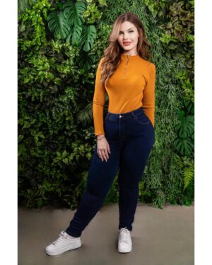 Rafaella Khatchikian Instagram - Entre suspiros e sorrisos capturados nas últimas fotos deste ensaio, despeço-me de 2023 💛 Um caleidoscópio de emoções e cores fez meu coração dançar ao ritmo do tempo que escorre pelas lentes 🤩
Já na soleira de 2024, vislumbro um novo capítulo com o sorriso da gratidão guiando meus passos 🙏 
Que as páginas por vir sejam tecidas com fios de sonhos e tons de alegria 💚

 

#2024 #anonovo #newyear #anonovo2024 #felicidade #hapiness #gratidão #gratitude #goodbye2023 #adeus2023