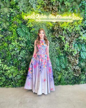 Rafaella Khatchikian Instagram - Sempre repito que este é, sem dúvida nenhuma, o vestido dos meus sonhos! 🩷🎀

Vou continuar usando-o a cada chance que tiver até o fim dos tempos.👗 E já deixo aqui registrado que o deixarei de herança para minhas filhas, netas, bisnetas, tataranetas... afinal esse estilo será sempre elegante e atemporal! 😉

Além de mim, apenas os talentosos profissionais da @alfaiatariacotovia têm a honra de tocar nesta obra-prima, ajustando-o com magia para que ele fique perfeito em todas as minhas versões. 🪡

(PS: Arrasta para o lado se quiser dar uma espiada na evolução da minha história de amor com este vestido da @jovanifashions 🥰)

#VestidoDosSonhos #jovani #partydress #vestidodefesta #vestidofloral #flowerdress #princessdress #vestidoatemporal #princessstyle