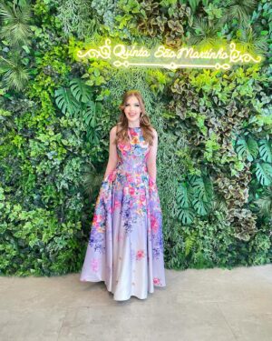 Rafaella Khatchikian Instagram - Sempre repito que este é, sem dúvida nenhuma, o vestido dos meus sonhos! 🩷🎀

Vou continuar usando-o a cada chance que tiver até o fim dos tempos.👗 E já deixo aqui registrado que o deixarei de herança para minhas filhas, netas, bisnetas, tataranetas... afinal esse estilo será sempre elegante e atemporal! 😉

Além de mim, apenas os talentosos profissionais da @alfaiatariacotovia têm a honra de tocar nesta obra-prima, ajustando-o com magia para que ele fique perfeito em todas as minhas versões. 🪡

(PS: Arrasta para o lado se quiser dar uma espiada na evolução da minha história de amor com este vestido da @jovanifashions 🥰)

#VestidoDosSonhos #jovani #partydress #vestidodefesta #vestidofloral #flowerdress #princessdress #vestidoatemporal #princessstyle