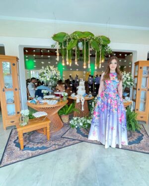 Rafaella Khatchikian Instagram - Sempre repito que este é, sem dúvida nenhuma, o vestido dos meus sonhos! 🩷🎀

Vou continuar usando-o a cada chance que tiver até o fim dos tempos.👗 E já deixo aqui registrado que o deixarei de herança para minhas filhas, netas, bisnetas, tataranetas... afinal esse estilo será sempre elegante e atemporal! 😉

Além de mim, apenas os talentosos profissionais da @alfaiatariacotovia têm a honra de tocar nesta obra-prima, ajustando-o com magia para que ele fique perfeito em todas as minhas versões. 🪡

(PS: Arrasta para o lado se quiser dar uma espiada na evolução da minha história de amor com este vestido da @jovanifashions 🥰)

#VestidoDosSonhos #jovani #partydress #vestidodefesta #vestidofloral #flowerdress #princessdress #vestidoatemporal #princessstyle