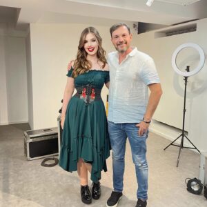Rafaella Khatchikian Instagram - No último final de semana, o @mis_sp  recebeu a pré-estreia exclusiva do curta-metragem “Trupe Fantasma”, com a presença e bate-papo com o diretor @ricamantoanelli 🎬

No enredo, fantasmas artistas resistem à venda de sua antiga escola de teatro, mantendo viva a esperança de resgatar seu brilho perdido ✨ 

Tive o prazer de dar vida a vaidosa e determinada Marta, uma visionária nos negócios, ansiosa por transformar o local em um spa de sucesso, inspirada por suas próprias experiências luxuosas 💆‍♀️🧖‍♀️💅 

“Trupe Fantasma” é uma história de esperança, generosidade e amor, mostrando de forma bem-humorada que o teatro, a música e a dança se revelam com toda sua magia quando abrimos de verdade o coração! ❤️🎭🎶

 

 

#preestreia #moviepremiere #trupefantasma #mis #museudaimagemedosom #actress #atriz #elenco #nightlook #redlips #corset #corselet #cinemanacional #curtametragem #shortmovie