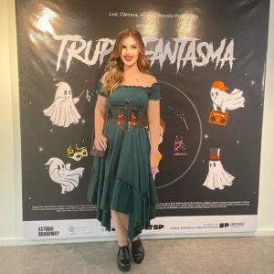 Rafaella Khatchikian Instagram - No último final de semana, o @mis_sp  recebeu a pré-estreia exclusiva do curta-metragem “Trupe Fantasma”, com a presença e bate-papo com o diretor @ricamantoanelli 🎬

No enredo, fantasmas artistas resistem à venda de sua antiga escola de teatro, mantendo viva a esperança de resgatar seu brilho perdido ✨ 

Tive o prazer de dar vida a vaidosa e determinada Marta, uma visionária nos negócios, ansiosa por transformar o local em um spa de sucesso, inspirada por suas próprias experiências luxuosas 💆‍♀️🧖‍♀️💅 

“Trupe Fantasma” é uma história de esperança, generosidade e amor, mostrando de forma bem-humorada que o teatro, a música e a dança se revelam com toda sua magia quando abrimos de verdade o coração! ❤️🎭🎶

 

 

#preestreia #moviepremiere #trupefantasma #mis #museudaimagemedosom #actress #atriz #elenco #nightlook #redlips #corset #corselet #cinemanacional #curtametragem #shortmovie