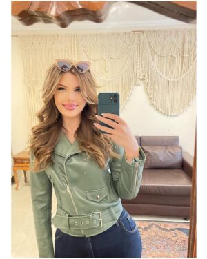 Rafaella Khatchikian Instagram - Today I choose joy 🌴

 

 

#naturezaperfeita #vintagemirror #mirrorselfie #mirrorpic #selfie #fotonoespelho #hapiness #greeneyes #olhosverdes #wavyhair #cabeloondulado #braziliangirl #beautifulgirl #enjoyinglife #loveyourself #beingpositive