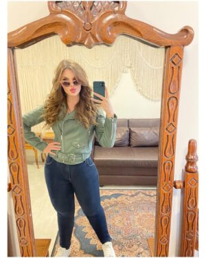 Rafaella Khatchikian Instagram - Today I choose joy 🌴

 

 

#naturezaperfeita #vintagemirror #mirrorselfie #mirrorpic #selfie #fotonoespelho #hapiness #greeneyes #olhosverdes #wavyhair #cabeloondulado #braziliangirl #beautifulgirl #enjoyinglife #loveyourself #beingpositive