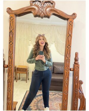 Rafaella Khatchikian Instagram - Today I choose joy 🌴

 

 

#naturezaperfeita #vintagemirror #mirrorselfie #mirrorpic #selfie #fotonoespelho #hapiness #greeneyes #olhosverdes #wavyhair #cabeloondulado #braziliangirl #beautifulgirl #enjoyinglife #loveyourself #beingpositive