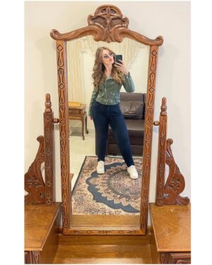 Rafaella Khatchikian Instagram - Today I choose joy 🌴

 

 

#naturezaperfeita #vintagemirror #mirrorselfie #mirrorpic #selfie #fotonoespelho #hapiness #greeneyes #olhosverdes #wavyhair #cabeloondulado #braziliangirl #beautifulgirl #enjoyinglife #loveyourself #beingpositive