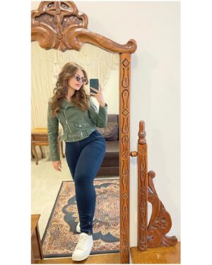 Rafaella Khatchikian Instagram - Today I choose joy 🌴

 

 

#naturezaperfeita #vintagemirror #mirrorselfie #mirrorpic #selfie #fotonoespelho #hapiness #greeneyes #olhosverdes #wavyhair #cabeloondulado #braziliangirl #beautifulgirl #enjoyinglife #loveyourself #beingpositive