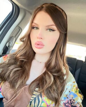 Rafaella Khatchikian Instagram - Selfies Dump 🤳 

 

#tbt #selfies #braziliangirl #carselfie #greeneyes #olhosverdes #beautifulgirl #naturalmakeup