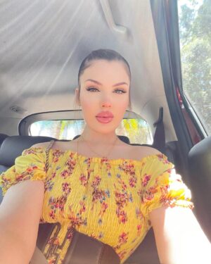 Rafaella Khatchikian Instagram - Selfies Dump 🤳 

 

#tbt #selfies #braziliangirl #carselfie #greeneyes #olhosverdes #beautifulgirl #naturalmakeup