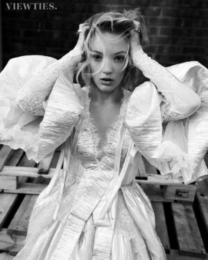Raffiella Chapman Instagram - Great chatting with @vanmiraglia for @viewtiesmag about @vesper.movie !

Best team ☺️
💄 @charlotteyeomansmakeup 
👗 @tillywheating 
 PR @publiceyecomms 
📸 @josephsinclair
