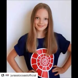 Raffiella Chapman Instagram - SO proud to support this charity and promote #girlsandscience  #Repost @jurassiccoastofficial with @get_repost
・・・
Reasons to join our Family Membership Scheme today... 1. It’s the perfect Christmas present for Dino and fossil mad kids 2. Join today and pay nothing until January 2019 3. Only £4 a month by direct debit 4. Get a free T shirt and Dino toy whilst stocks last 5. Our GoJurassic Ranger @raffichapman explains all! Link in bio.