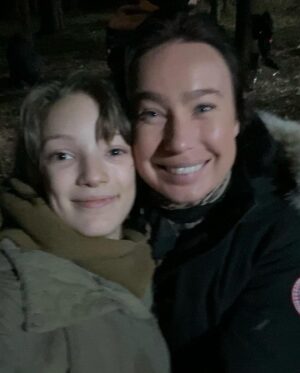 Raffiella Chapman Instagram - Here’s some bts to celebrate @vesper.movie US release in theaters and VOD!! 🎉🇺🇸🥀