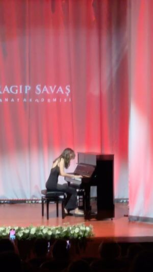 Ragıp Savaş Instagram - Akademinin yıl sonu gösterileri başladı..
#müzikbölümü #yılsonugösterisi #konser @ragipsavassanat @drn_ulgen @ferzanulgen @fadimess