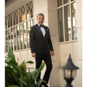 Ragıp Savaş Instagram - Yine bir gün… 🎉💫
Fotoğraf: @eneskahraman 
Styling: @levonkordonciyan
 Saç, makyaj:@islammdemir 
@boelnisantasi #dergi #röportaj @laurentiusofficial @hasangungormanagement