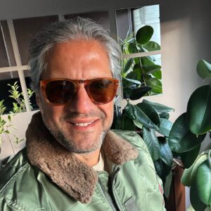 Ragıp Savaş Instagram - Akıp giderken zaman acımasız, aynaya bile bakamazken hahahaha şaka şaka şiir falan yazmıycam,sadece resmimi koydum 😜 #işimizdegücümüzdeyiz #artizliğehacetyok