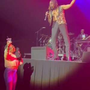 Raheem DeVaughn Instagram - I think auntie was trying to get the bowlegged lou do wop do wop do wop 👀🥹🌹. 

Seriously I be blacking out up there on stage I be in my zone zone zone…. 

16 cities down 2 more to go…… 

“GOAT” energy - @raheem_devaughn
