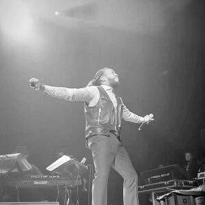 Raheem DeVaughn Instagram - I got 5 on it…🕺🏿🌹

A time was had last night in Nashville TN.  Temperature’s Rising…. Spring is here….

Video by : @southrnkemistry 🎥✨🌹

Stream my catalog and buy the art from the artist . Hit the Bio link 🔗👆🏾