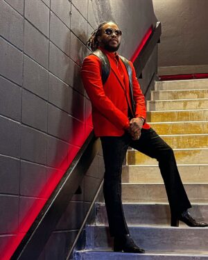 Raheem DeVaughn Instagram - I’m one step closer this week coming in hot with the number #9 song in the country this is my 7th top 10 record at UAC RADIO 📻  @billboardcharts 

“ Lets Fall In Love” is heads for top 5 🚀 

Stream All Things Raheem DeVaughn

@rickeysmileyofficial @realdlhughley @thedlhughleyshow @keithsweat @the.sweat.hotel much love and gratitude 🤲🏾✨