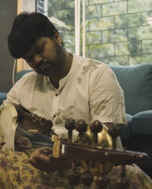 Rahul Deshpande Instagram - The process of creating a pattern of notes to match the mood of the lyrics creates a meaningful song. It’s the most satisfying experience. I have always enjoyed the moments of making the music more than the actual song. And who better to share my musical moments than dear Priyanka and Sarang. Priyanka, you have given true justice to my thoughts. And sarang thanks for adding your spice !

खूप मनापासून केलेला प्रयत्न ! दोन अभंग, लवकरच घेऊन येतोय ! 📷 @pradyumna_pathak #abhang #ashadhiekadashi