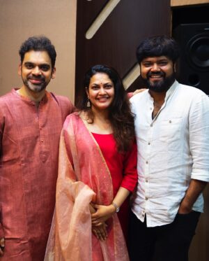 Rahul Deshpande Instagram - The process of creating a pattern of notes to match the mood of the lyrics creates a meaningful song. It’s the most satisfying experience. I have always enjoyed the moments of making the music more than the actual song. And who better to share my musical moments than dear Priyanka and Sarang. Priyanka, you have given true justice to my thoughts. And sarang thanks for adding your spice !

खूप मनापासून केलेला प्रयत्न ! दोन अभंग, लवकरच घेऊन येतोय ! 📷 @pradyumna_pathak #abhang #ashadhiekadashi