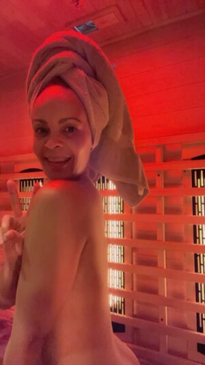 Rahvaunia Instagram - Starting this birthday in my birthday suit! THANK YOU GOD, LORD, JESUS, and BABY JESUS! Listen… after almost 3 months of tests and waiting and test and waiting. This personal new year could’ve started off very different. Praising him for not just another birthday, but one with good health. The rest is all icing on the cake, cake, cake, cake! 😉🎂💃🏽🙏🏽💫 #itsmybirthday  Happy Bday to my twin @drrahsaunia  Love you sister sister 😘